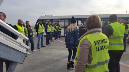 Kthehen me avion 30 shqiptare