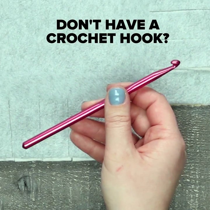 Cute pillows can be SO EXPENSIVE! Here's how to make cozy, no-sew pillows at home! ✨