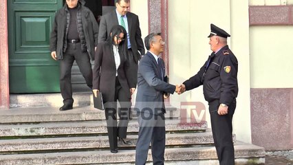 Report TV - Pas takimit me ministrin Xhafaj,  ambasadori Lu përshëndetje miqësore me policin