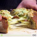 Man pult ein großes Loch ins Brot & stopft das rein.  Hier gibt's das ganze Video: http://bit.ly/2KFwcoWAuf Pinterest merken: