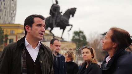 Ora News -  Tirana si Vjena, në sheshin “Skënderbej” vendosen 41 stola shumëngjyrësh