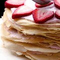 Wie wäre es jetzt mit einem Erdbeer-Bananen-Crêpe-Kuchen?Hier geht's zum Rezept: