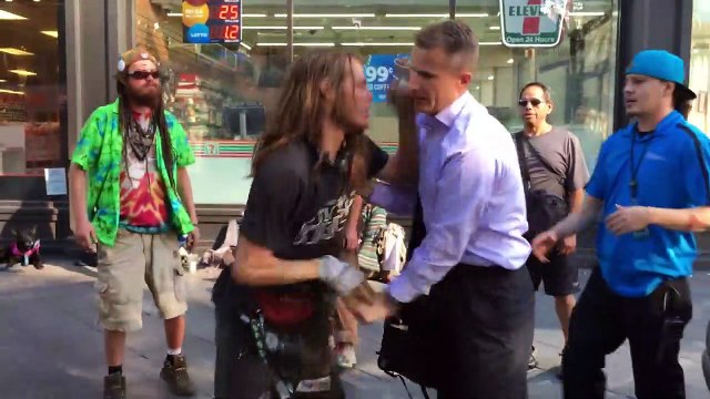 Des hippies mendiants pètent un plombe quand un homme passe devant eux !