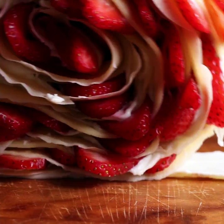 Dieser Erdbeer-Rose-Crêpe-Kuchen sieht nicht nur gut aus, er schmeckt auch so.Hier das Rezept: