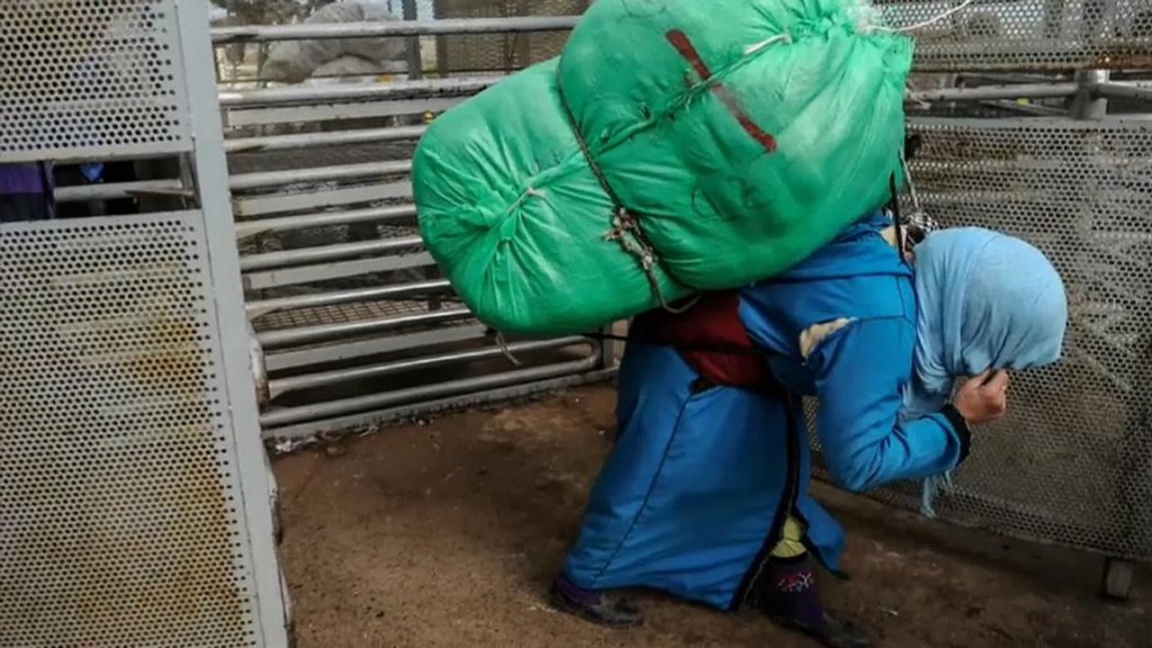 Ceuta: Frauen schuften an der Grenze als Lastesel