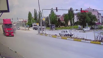 Afyonkarahisar Kamyon, Tır ve Elektrikli Bisiklet Çarpıştı 1 Yaralı