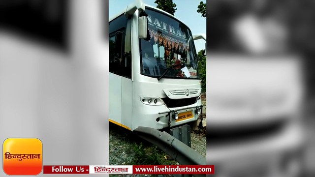 आदित्यपुर: विपरीत दिशा से आ रहे ट्रक ने बस में मारी टक्कर