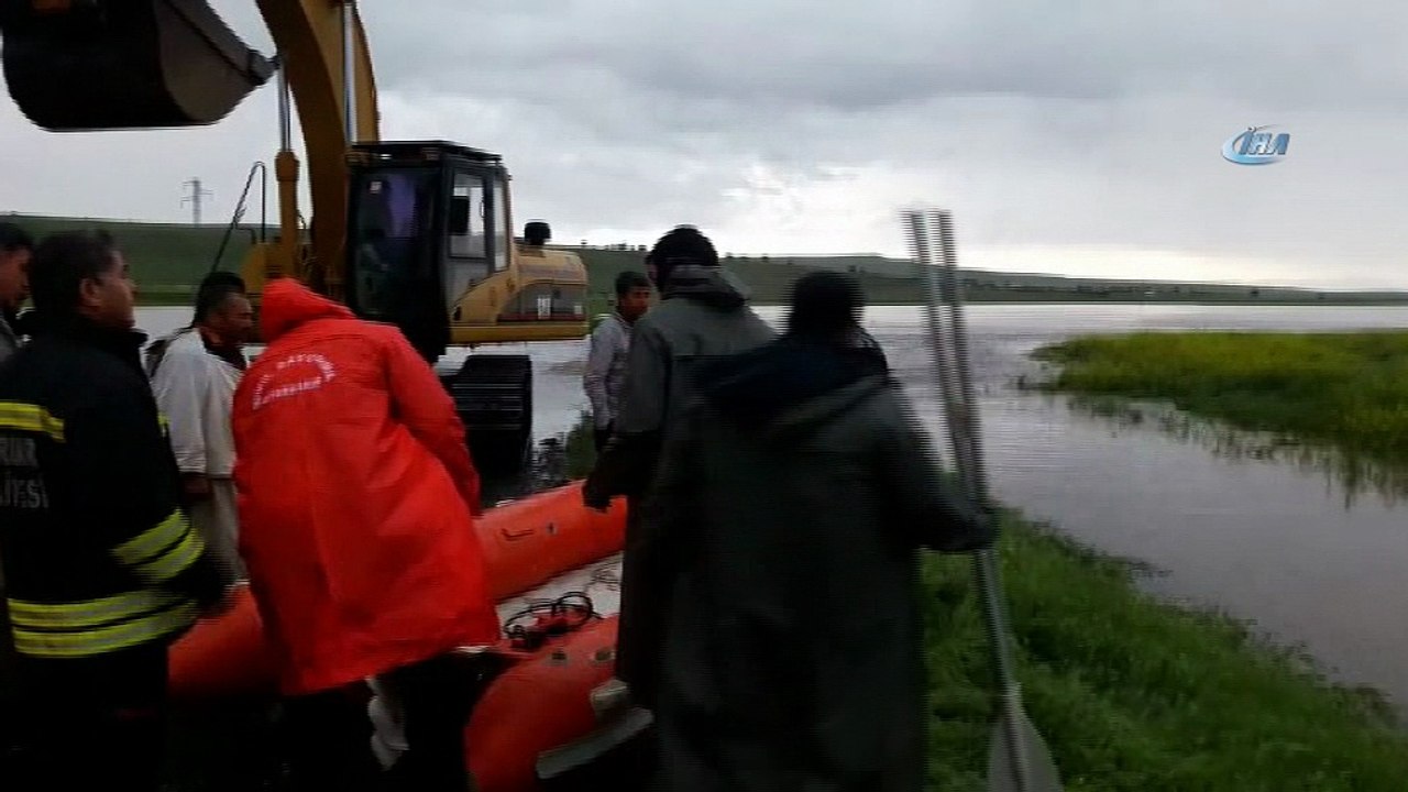Diyarbakır’ın Ergani ilçesine bağlı Alitaş köyünde sağanak yağış nedeniyle sel meydana geldi. Sel nedeniyle 1’i çoban 5 vatandaş ile küçükbaş hayvanlar mera alanında mahsur kaldı, çok sayıda arı kovanı sel sularına kapıldı. Mahsur kalan