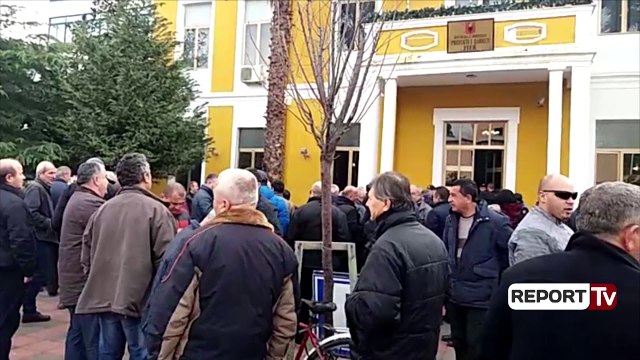 Report TV - Fier, rinsin protestat e naftëtarëve tė Armo, kërkojnë pagat dhe fillimin e punës