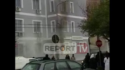 Report TV - Zjarr te qendra shendetesore ne Laprake