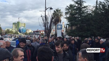 Télécharger la video: Report TV - Fier, rinsin protestat e naftëtarëve tė Armo, kërkojnë pagat dhe fillimin e punës