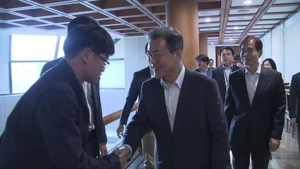 문재인 대통령, 춘추관 깜짝 방문...출입기자단 격려 / YTN