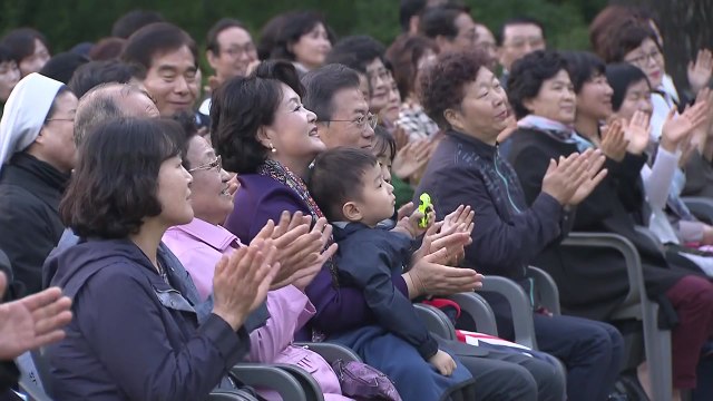 문재인 대통령, 靑 인근 주민 감사 음악회 개최 / YTN