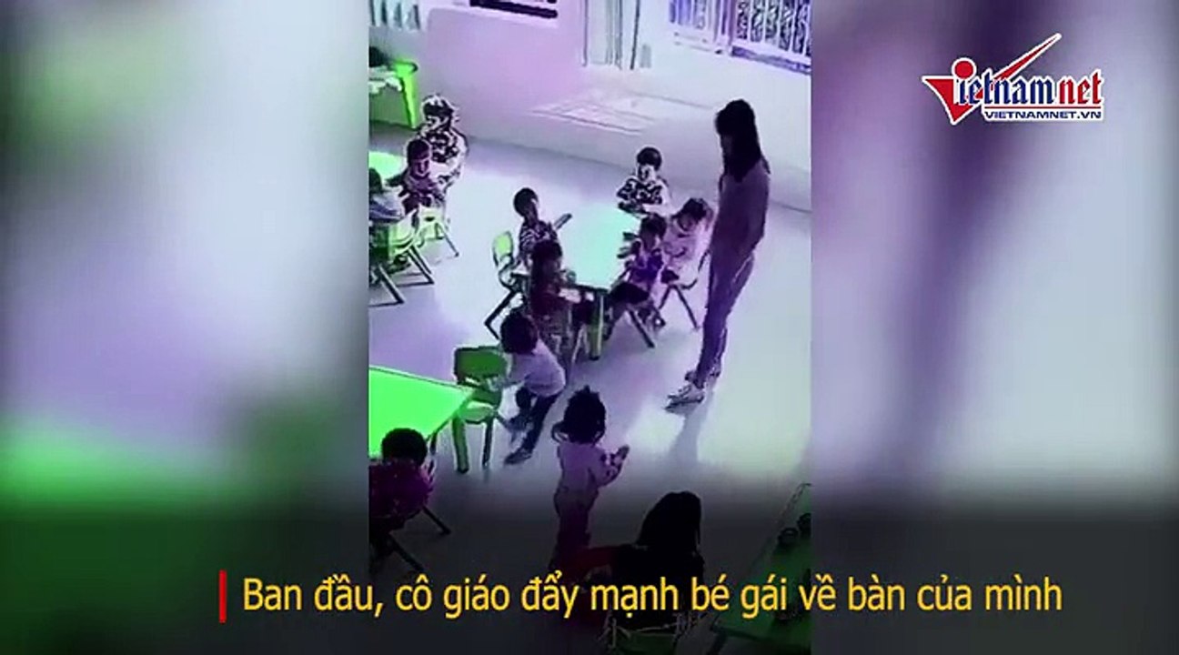 Cô giáo mầm non bất ngờ rút ghế khiến bé gái ngã ngửa