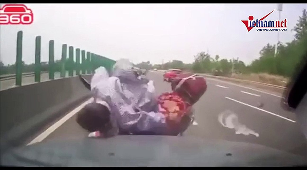 người đàn ông bị ôtô đâm văng xa chục mét