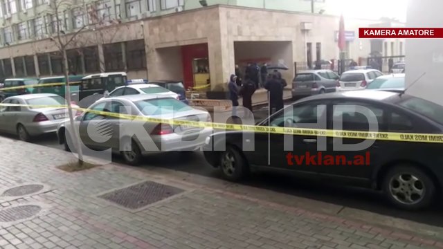 Grabitet me arme zjarri filiali i Postes Shqiptare