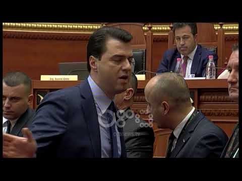 Ora News - Opozita bllokon foltoren e Kuvendit, Ruçi ndërpret seancën