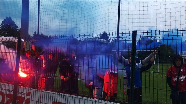 Les supporters du GF38 et le capitaine Steven Pinto-Borges avant le match de la montée en Ligue 2