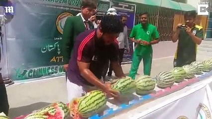 Người đàn ông "cứng đầu" nhất thế giới - Đập nát 51 quả dưa hấu trong 1 phút