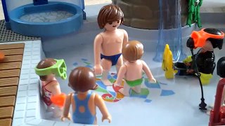 Playmobil: La maison des orphelins (4) à la piscine