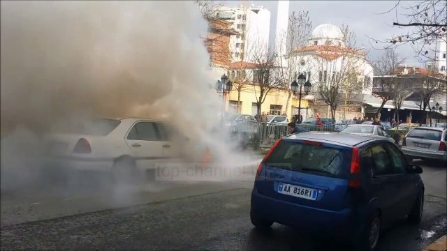 Pa Koment - Përfshihet nga flakët mjeti në lëvizje - Top Channel Albania - News - Lajme