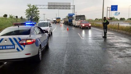 Köprü ayağına çarpan kamyonet devrildi 1 ölü 2 yaralı