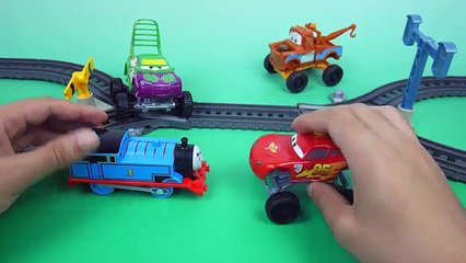 下载视频: THOMAS AND FRIENDS TANK!! Disney Cars Lightning McQueen & Tow Mater Playdough Play Doh Surprise Eggs