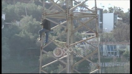 Ora News -  Personi që tenton të hidhet nga shtylla flet për Ora News