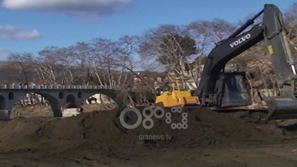 Ora News -  Pastrohet bregu i lumit në urën e Goricës, Sinaj: Nuk ka më përmbytje