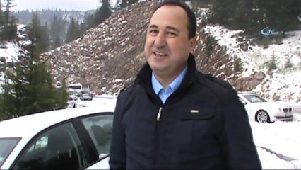 Mayıs ayında şortla araçlarını kardan kurtardılar