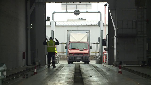 Polici trafikant, Julian Balliu në grupin që çoi në Itali 2.5 tonë hashash - Top Channel Albania