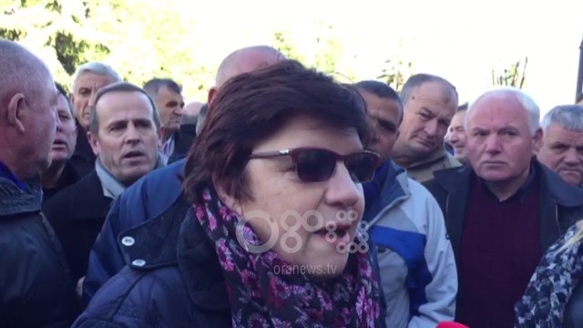 Ora News - Naftëtarët kundërshtojnë të regjistrohen si të papunë: S'duam lëmoshë duam punë