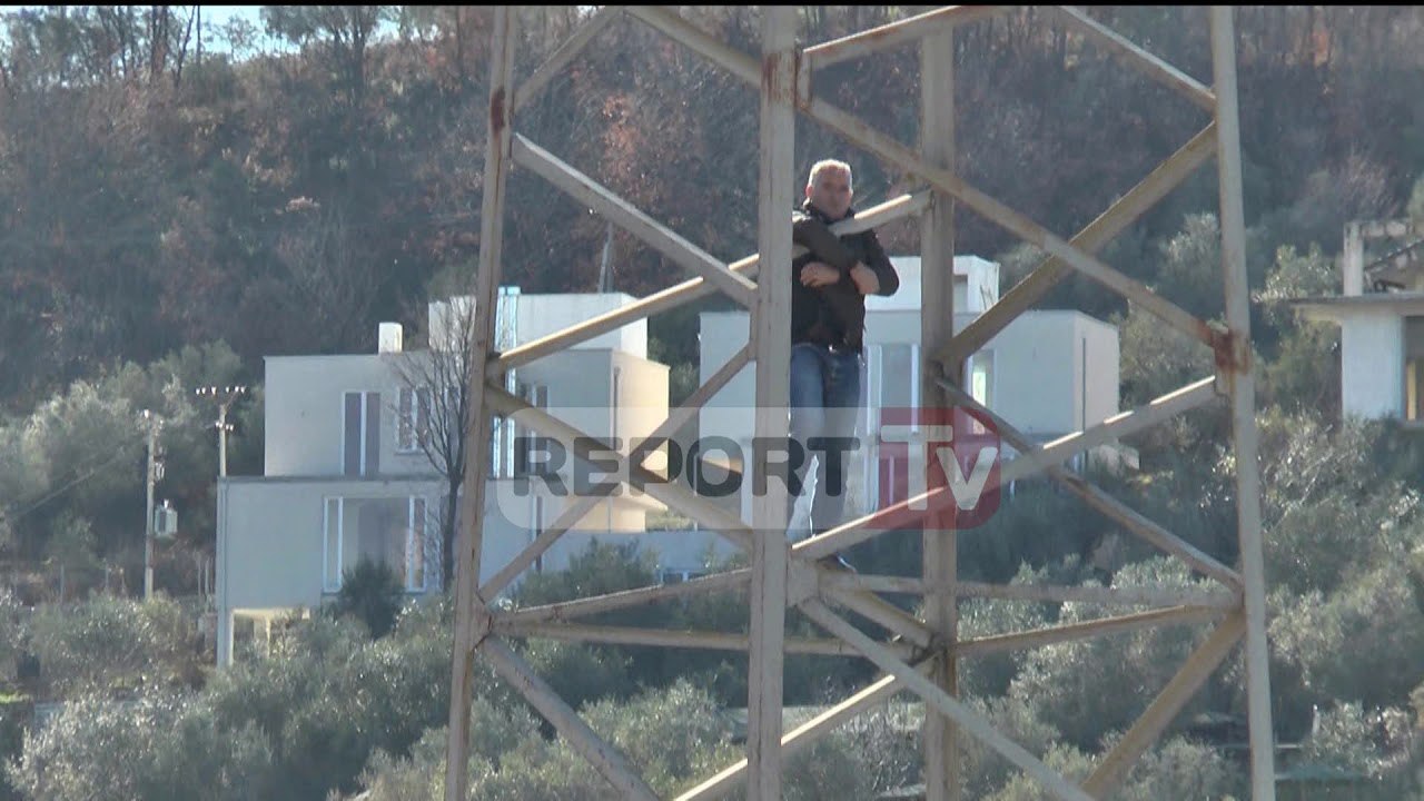 Report TV - Rruga e re i kalon te toka, pronari hypën në shtyllë dhe kërcënon të hidhet