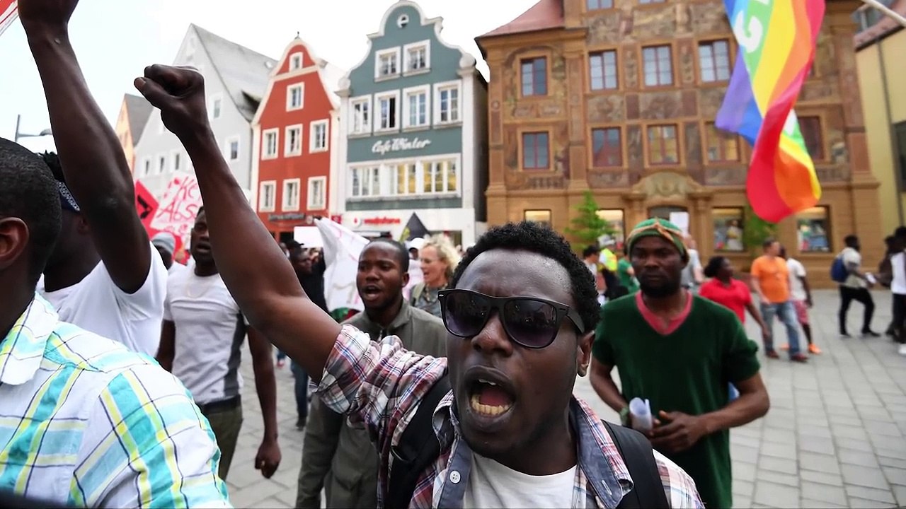 Asylbewerber klagen auf Demo in Ellwangen: „Falsch verhalten hat sich nur die Polizei“