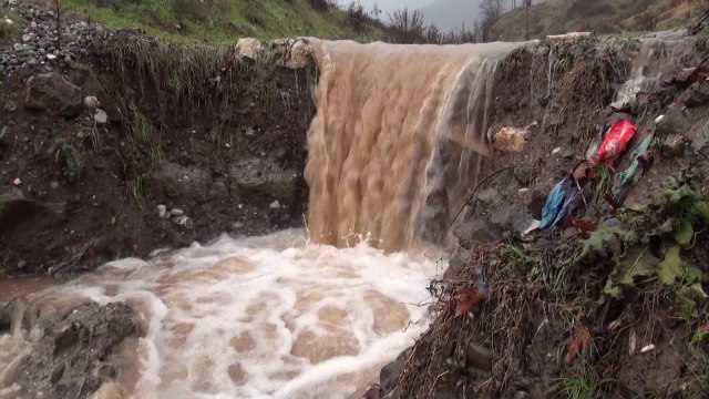 HAPET RRUGA PERRENJAS LIBRAZHD POR KALIMI BEHET ME VESHTIRESI PER SHKAK TE RRESHQITJEVE LAJM