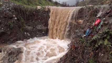 HAPET RRUGA PERRENJAS LIBRAZHD POR KALIMI BEHET ME VESHTIRESI PER SHKAK TE RRESHQITJEVE LAJM