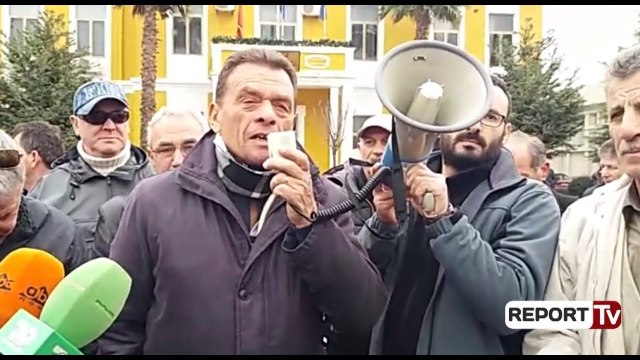 Report TV - Naftëtarët e ARMO-s vijojnë protestat në Fier, thirrje Ramës: Mos u tall më me ne