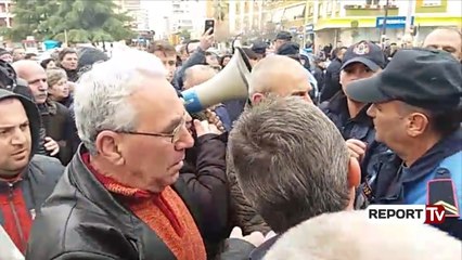 Report TV - Naftëtarët në protestë/Ja momenti ku protestuesit përplasen me forcat policore