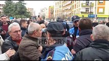 Report TV - Naftëtarët në protestë/Ja momenti ku protestuesit përplasen me forcat policore