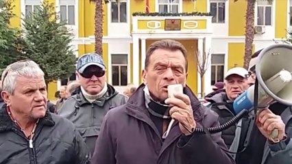 Fier, Naftëtarët Bllokojnë Rrugën E Marshojnë Përmes Qytetit