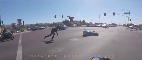 下载视频: Un motard se prend une énorme gamelle en essayant de fuir en plein road rage