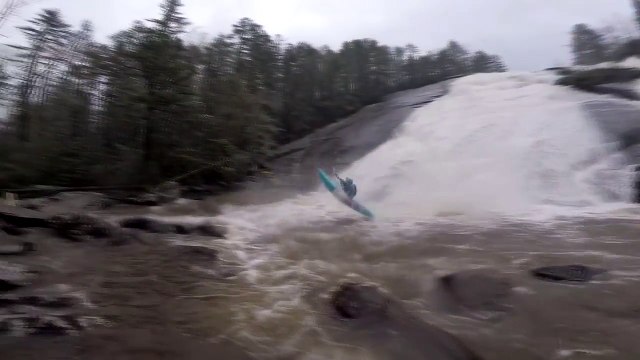 Ce kayakiste fou descend une chute d'eau vertigineuse