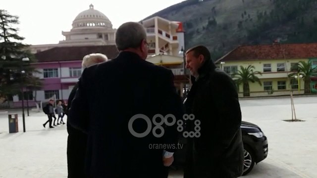 Ora News - Fushata për Presidentin e ri të FSHF, Duka takohet me krybashkiakun e Beratit