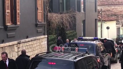 Ora News - Kotzias në Korçë pritet me lule, policia "blindon" qytetin