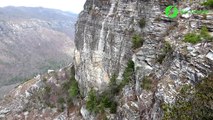 Il escalade cette montagne sans habit et sans corde