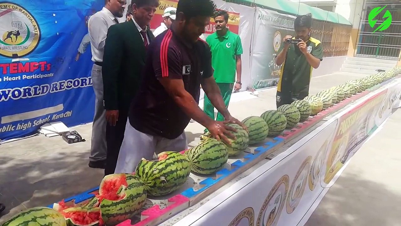 Il enchaine 2 records dingues : eclatage de pastèques et de noix