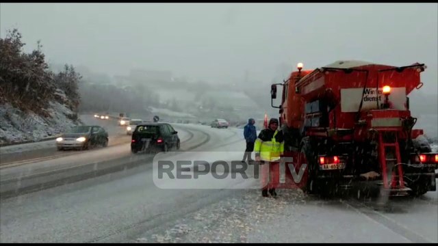 Reshje të dendura dëbore,vështirësi ne qarkullimin e mjeteve në 'Rrugën e Kombit'