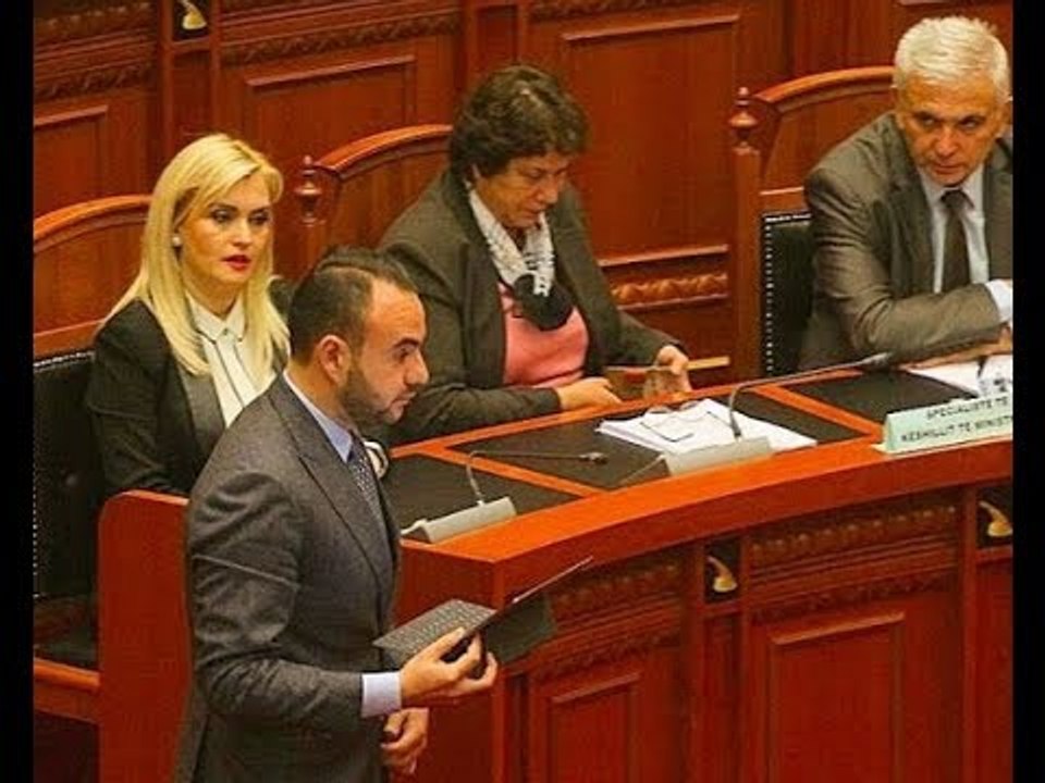 Mos i fol shoferit - Klevis Balliu në taksinë e Rudina Dembacaj