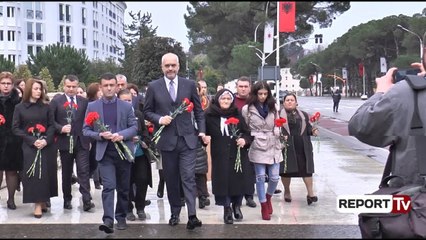 Report TV - 7 vite nga 21 janari, Rama homazhe me familjarët në Bulevardin Deshmoret e Kombit