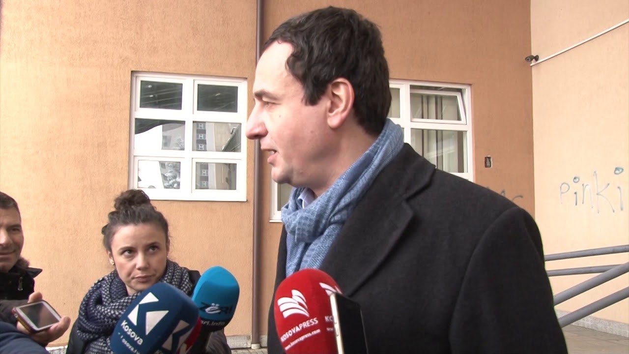 LEVIZJA VETEVENDOSJE ZGJEDH KRYETARIN, ALBIN KURTI I VETEM NE GARE, FTON KRITIKET TE VOTOJNE LAJM